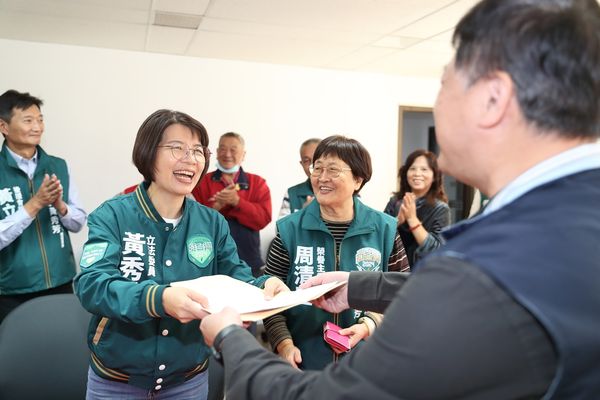 ▲彰化立委黃秀芳與陳秀寶聯合登記拚勝選。（圖／記者唐詠絮翻攝）