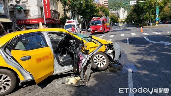 ▲▼ 台北市士林區忠誠路二段計程車與阿法(Alphard)發生車禍，6人受傷。（圖／記者黃彥傑攝）