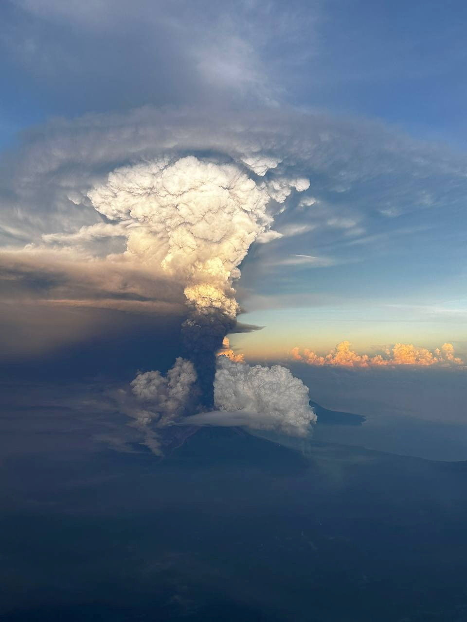 ▲▼  巴布亞紐幾內亞的烏拉旺火山（Mount Ulawun）20日發生大規模噴發。（圖／路透）