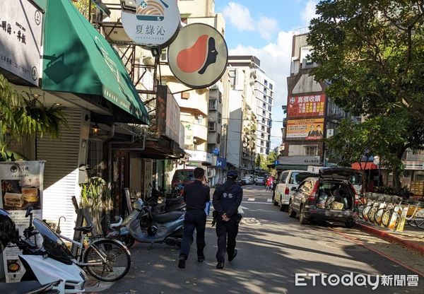 ▲直擊／北市火鍋店傳「霸凌員工甩巴掌」　警察上門關切。（圖／記者黃士原攝）