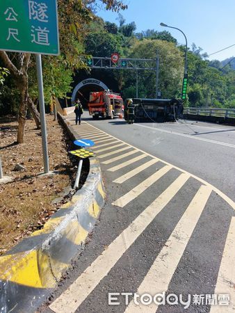 ▲▼       台14線7人座休旅車自撞翻覆，駕駛傷重不治      。（圖／記者高堂堯翻攝）