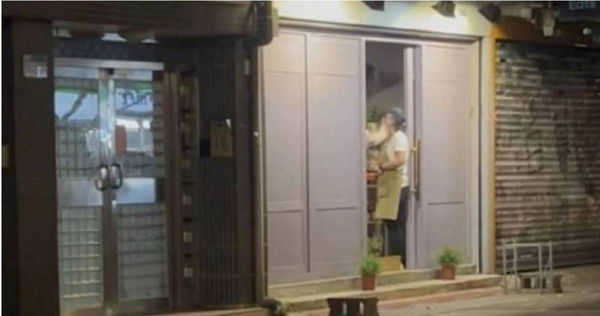 影片中可看見有名女員工站在店門口前被連續狂掌摑。（圖／翻攝畫面）