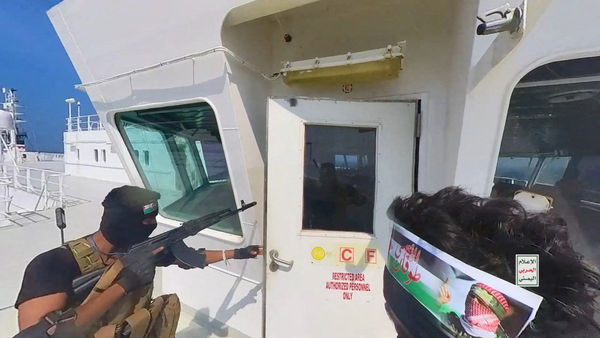 ▲▼葉門什葉派反抗軍「青年運動」（Huthi）宣布在紅海南部挾持「日本郵船」營運的貨輪「銀河領袖號」（Galaxy Leader），並於20日釋出相關影片。（圖／路透）