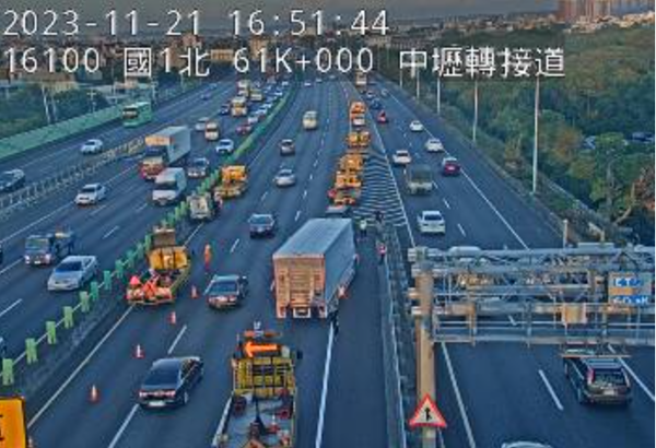 ▲▼11/21,16:16國1北向61K,1小自+1小貨+1大貨車追撞佔用內+外側車道事故,回堵5公里,請用路人小心駕駛。。（圖／翻攝高速公路1968）