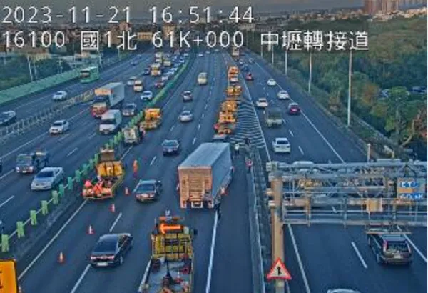 ▲▼11/21,16:16國1北向61K,1小自+1小貨+1大貨車追撞佔用內+外側車道事故,回堵5公里,請用路人小心駕駛。。（圖／翻攝高速公路1968）