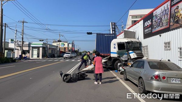 ▲▼苗栗聯結車衝撞民宅。（圖／記者蔡文淵翻攝）