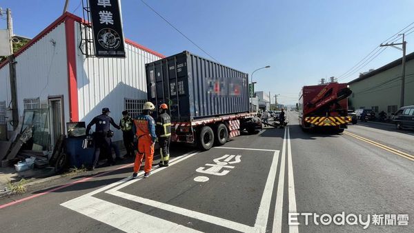 ▲▼苗栗聯結車衝撞民宅。（圖／記者蔡文淵翻攝）