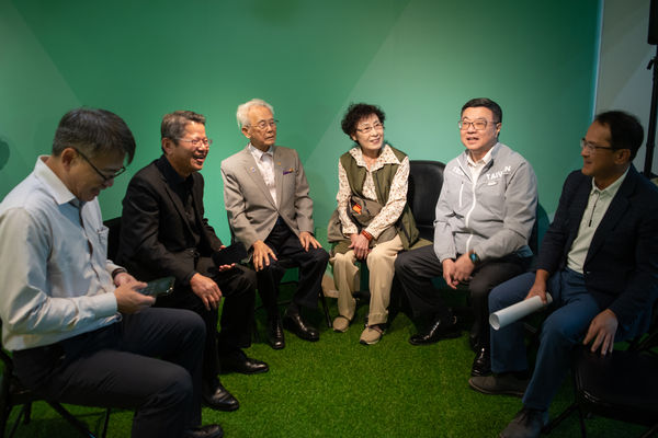 ▲▼95歲的統一數位翻譯公司董事長方振淵，昨（20）日也親至賴清德全國競總捐款，表達對賴清德與民進黨的支持。（圖／賴清德競選總部提供）