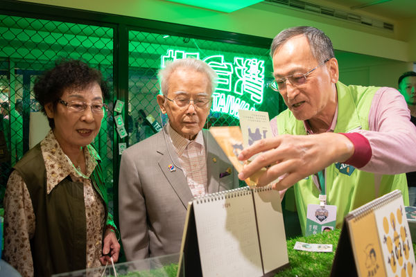 ▲▼95歲的統一數位翻譯公司董事長方振淵，昨（20）日也親至賴清德全國競總捐款，表達對賴清德與民進黨的支持。（圖／賴清德競選總部提供）