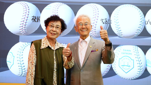 ▲▼95歲的統一數位翻譯公司董事長方振淵，昨（20）日也親至賴清德全國競總捐款，表達對賴清德與民進黨的支持。（圖／賴清德競選總部提供）
