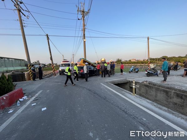 ▲▼      彰化轎車碰撞娃娃車       。（圖／記者唐詠絮翻攝）