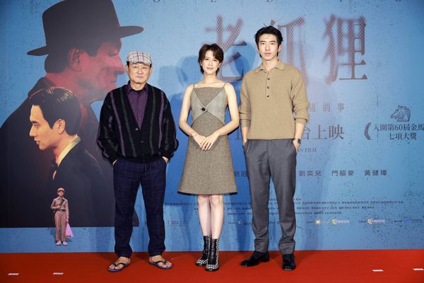 ▲《老狐狸》首映會，（右起）監製林逸心、小坂史子、導演蕭雅全、劉奕兒、白潤音、劉冠廷、陳慕義、傅孟柏。（圖／華映娛樂提供）