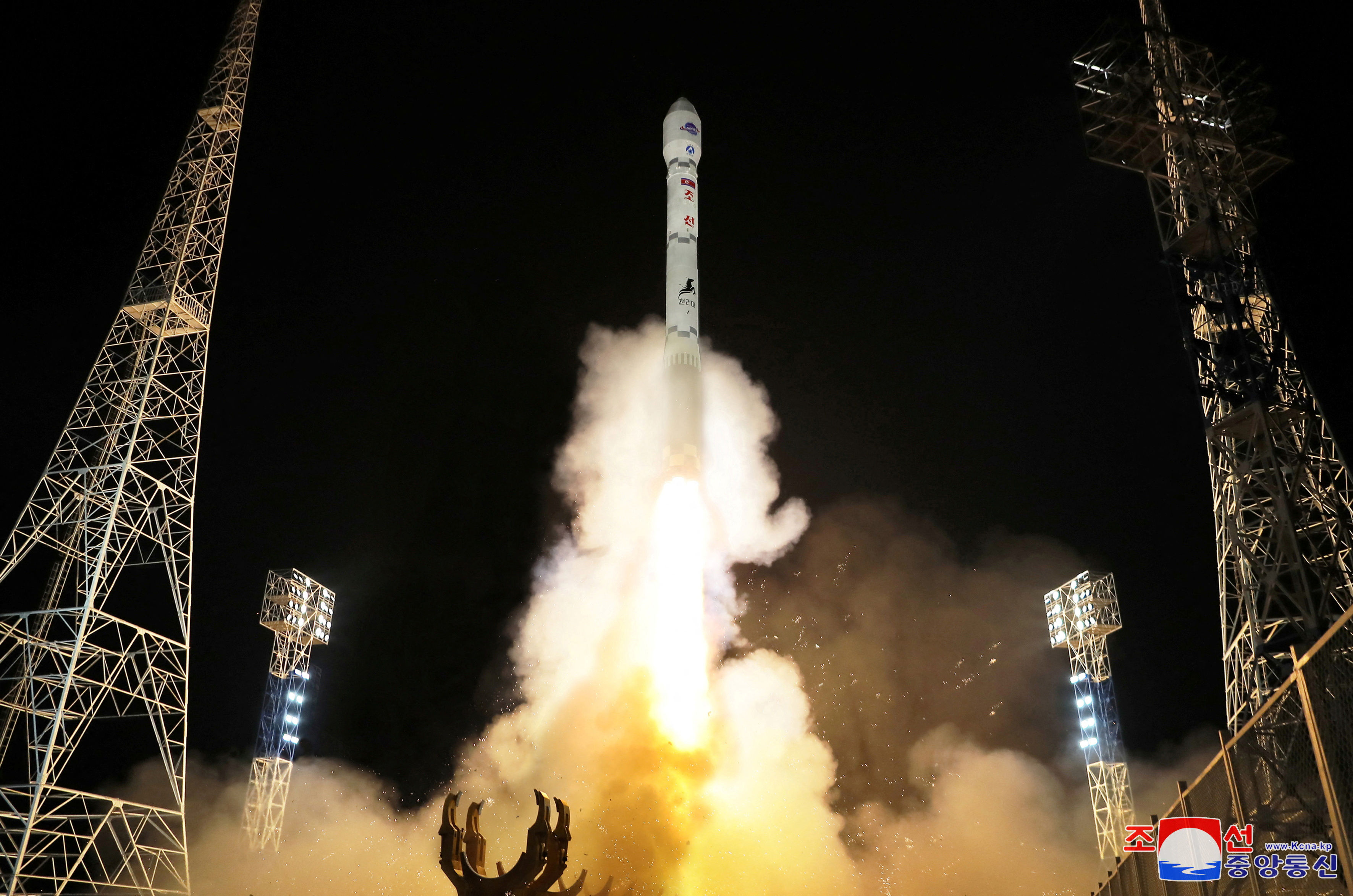 ▲▼北韓21日晚間10時50分從西海衛星發射場，發射運載火箭「千里馬-1型」，宣稱將軍事偵察衛星「萬里鏡-1號」成功送上預定軌道。（圖／路透）