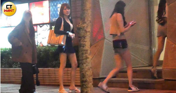 幾個女生陸續進入夜店，陳波波的美腿與美胸十分吸睛。（圖／本刊攝影組）