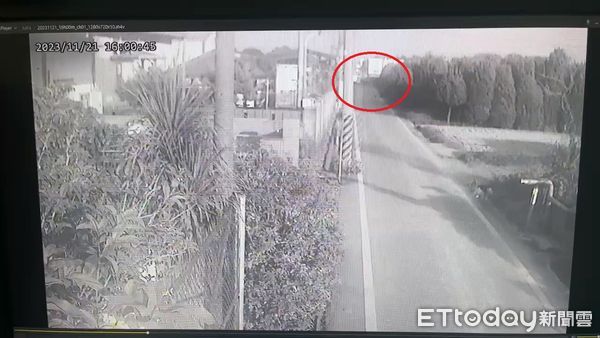 [新聞] 彰化娃娃車遭撞影片曝！BMW攔腰鏟落水溝