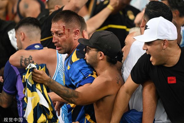 ▲▼阿根廷球迷遭巴西警察暴打濺血，梅西率整隊退場抗議。（圖／CFP）