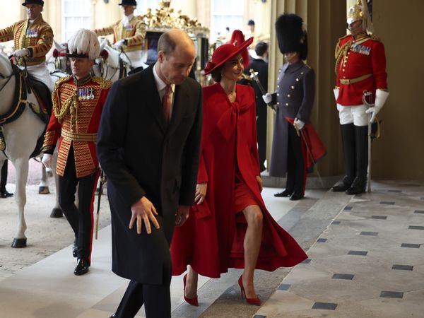 凱特王妃罕見露美腿了　紅斗篷裝同框「南韓最美第一夫人」