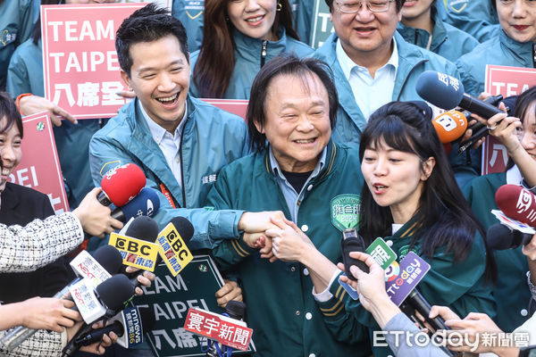 ▲民進黨台北立委候選人聯合登記，何志偉與王世堅握手大和解。（圖／記者林敬旻攝）