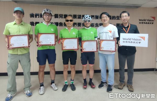 ▲仁寶電腦SDBG採購中心徐文達資深副總（中）號召同仁與業界友人騎單車做公益。（圖／展望會提供，下同）