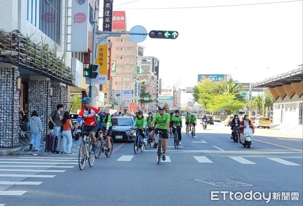 ▲仁寶電腦SDBG採購中心徐文達資深副總（中）號召同仁與業界友人騎單車做公益。（圖／展望會提供，下同）