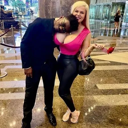 性感女模遇男粉絲　當場辦感謝祭！「胸前巨型爆彈」無私給他當枕頭睡