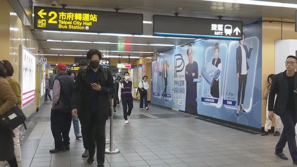 ▲▼台北捷運,燈箱廣告,11月宣傳,捷運高鐵站內遇見，在家中 家外 海外體驗。（圖／記者姜國輝攝）