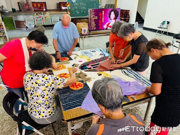 ▲卑南據點製作長者生命貼布畫冊。（圖／記者楊漢聲翻攝）