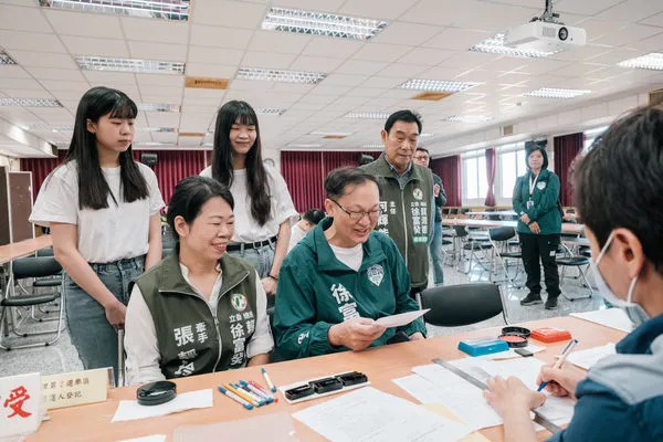 ▲▼徐富癸今（22日）在妻女陪同下完成登記。（圖／徐富癸辦公室提供）