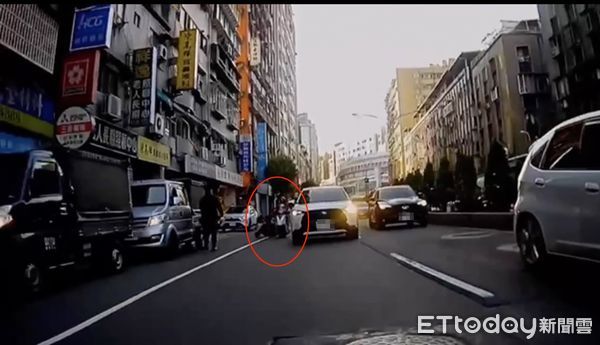▲▼行車記錄器拍到尤女騎機車閃避左側白色小客車，卻不慎擦撞右側騎機車的阿伯，造成他送醫不治身亡             。（圖／記者陳以昇翻攝）