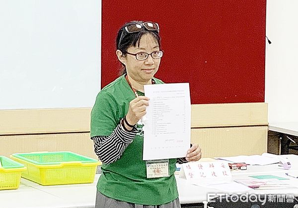 ▲桃園市選委會今天上午有「小民參政歐巴桑聯盟」桃園唯一參選候選人徐鶯慈完成登記。（圖／記者沈繼昌攝）