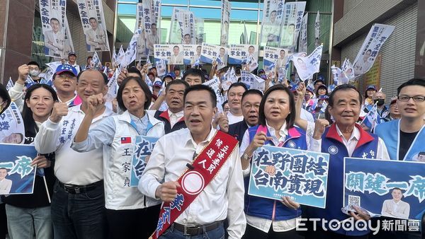 ▲台南市第四選區立法委員候選人李全教，22日中午前往台南市選舉委員會，完成立委登記參選。（圖／記者林東良翻攝，下同）