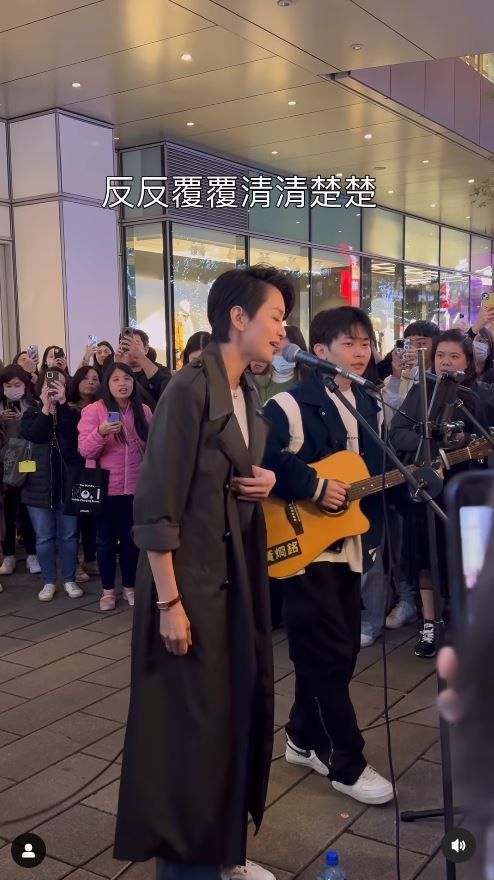 ▲黃烱銘日前在街頭為梁詠琪伴唱。（圖／翻攝自Instagram／jiong_ming）
