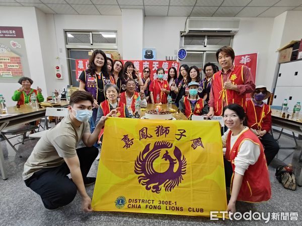 ▲▼   華山嘉義市天使站建站18週年感恩茶會 長輩頭療紓壓 。（圖／華山基金會提供）