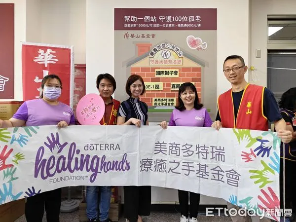 ▲▼   華山嘉義市天使站建站18週年感恩茶會 長輩頭療紓壓 。（圖／華山基金會提供）