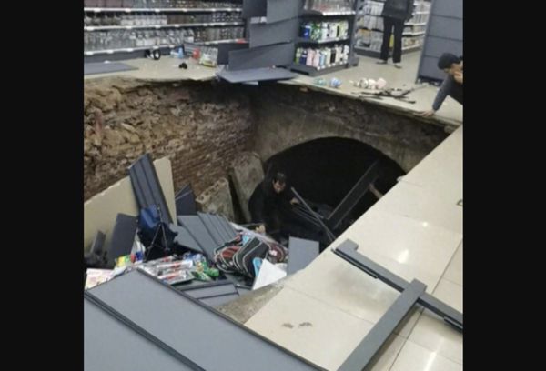 ▲▼超市逛一半「冒出天坑」　2客人摔進去被貨架埋住。（圖／翻攝微博）