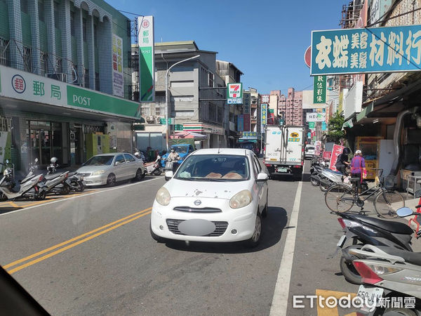 ▲斗南一輛自小客車逆向停車購物，誇張行徑被貼文地方社團引熱議。（圖／翻攝自Facebook／斗南人（讚）出來）