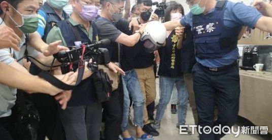 ▲台南2勇警凃明誠、曹瑞傑，遭明德外役監逃脫的嫌犯林信吾持刀瘋揮55刀砍殺身亡，林信吾被台南地院判處死刑。（圖／記者林東良翻攝，下同）