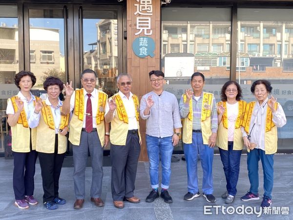 ▲國際佛光會東港分會23)致贈佛光山星雲大師結集《獻給旅行者365日》書給「遇見祕境」店業者             。（圖／記者陳崑福攝，下同）