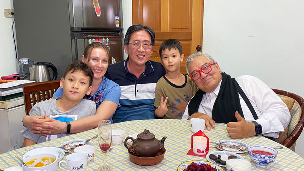 ▲▼郝明義受邀拜訪台灣丈夫林岳與烏克蘭妻子Olga所共同組成的台烏家庭。（圖／公視提供）