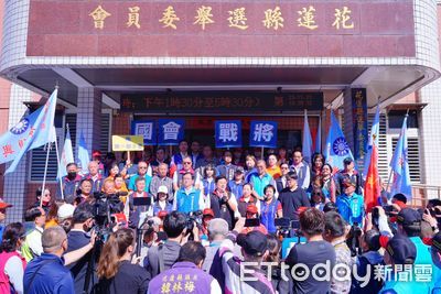 決戰花東快!傅崐萁領表登記參選 2千支持民眾喊:凍蒜