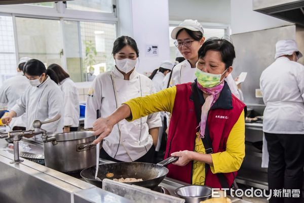 ▲嘉南藥理大學「西港風‧敘事雲」USR計畫團隊，攜手餐旅系學生，辦理一場「古早味麻油料理宴」，邀請西港區30幾位廚藝志工與社區長輩一同品嘗。（圖／記者林東良翻攝，下同）