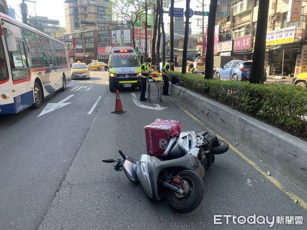 ▲胡男疑似超車不慎，自撞分隔島送醫宣告不治。（圖／記者陸運陞翻攝）