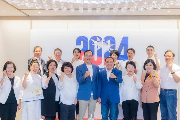 ▲▼侯友宜PO合照宣誓：肩負民意我們義無反顧。（圖／翻攝自侯友宜臉書）