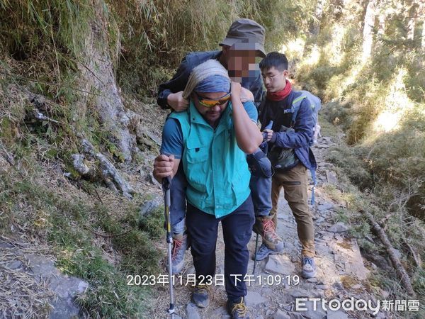 ▲▼        日籍山友登玉山於碎石坡滑倒膝蓋受傷 竹崎警消即刻救援     。（圖／記者翁伊森翻攝）