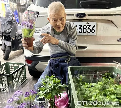 ▲萬華南機場夜市賣盆栽老爺爺 。（圖／記者楊惠琪攝）
