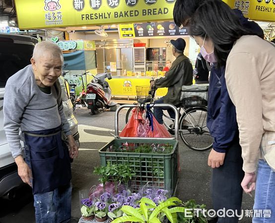 ▲萬華南機場夜市賣盆栽老爺爺 。（圖／記者楊惠琪攝）