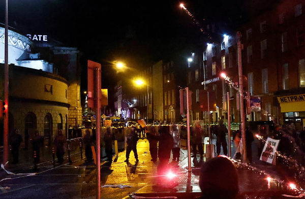 ▲▼愛爾蘭首都都柏林發生持刀攻擊案後，街頭出現動亂。（圖／路透）