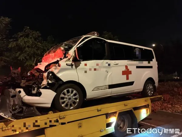 ▲▼救護車國道追撞貨車。（圖／記者鄧木卿翻攝）