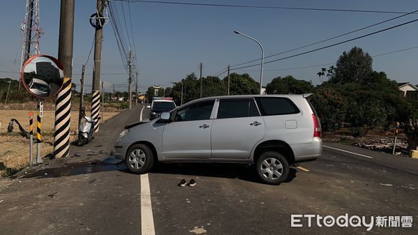 ▲一輛休旅車24日上午於嘉義往白河165縣道馬稠後里甘宅段，不知何故自撞電線桿，造成73歲姓駕駛傷重送醫不治，另69歲魏姓女子右大腿骨折送醫救治。（圖／民眾提供，下同）