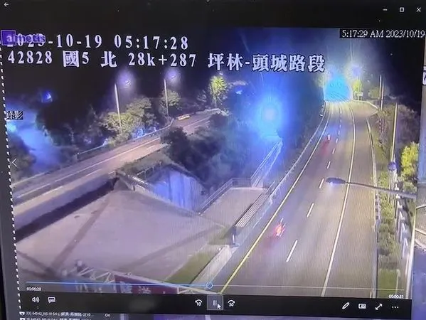 ▲通勤者之歌11/18PO【正式預告：雪隧奪回！】並於11/23發布影片，國九隊說與事實不符是舊影車，而重機10月間上國道均依法開罰。（圖／國九隊提供）